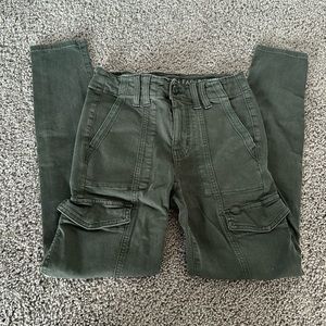 American Eagle green cargo skinny jeggings, size 4